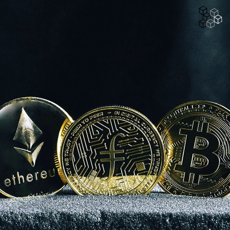 Monedas de bitcoin y ethereum sobre una superficie rugosa