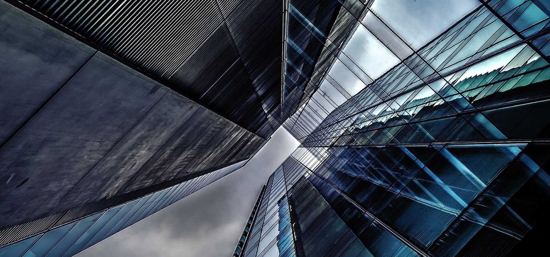 Vista de edificios de cristal desde la calle