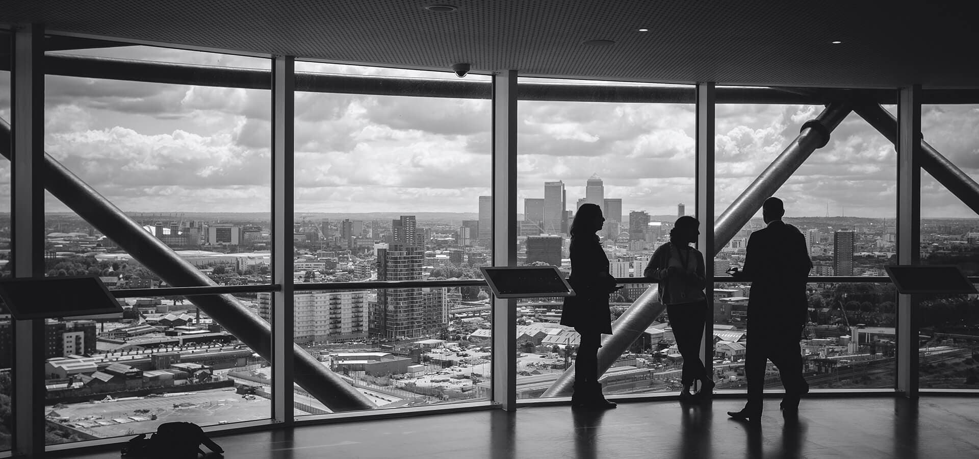 Sala de reuniones con personas y una vista a la ciudad