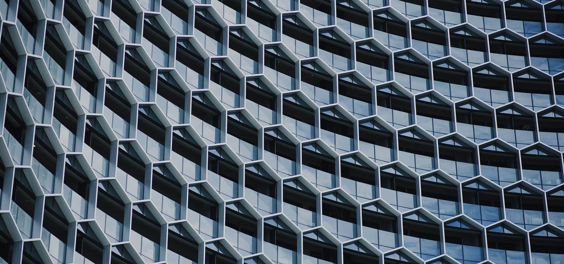 Fachada de edificio super moderno metálico