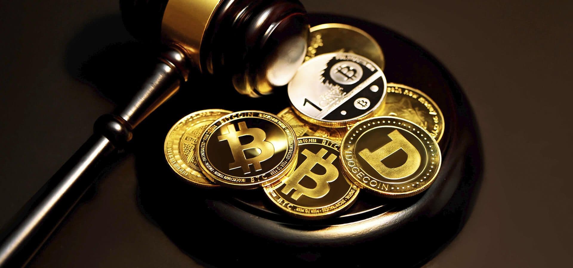 Mazo de justicia sobre varias monedas de criptomonedas