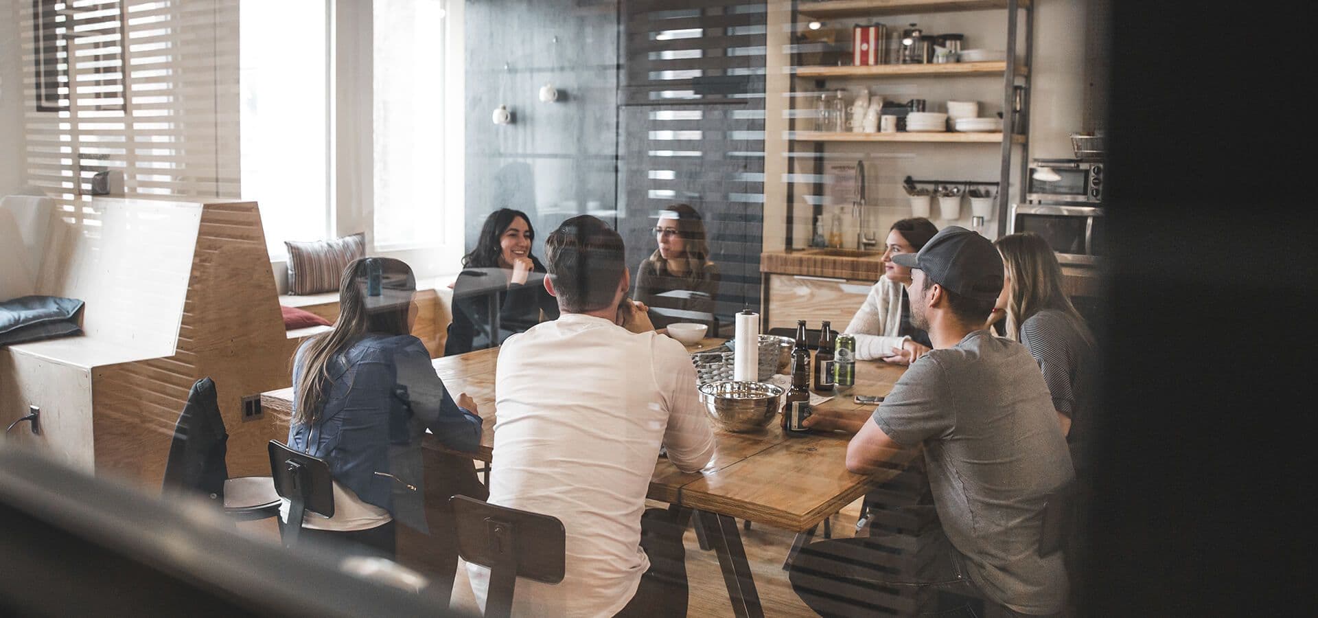 Equipo de personas trabajando en sala de reuniones
